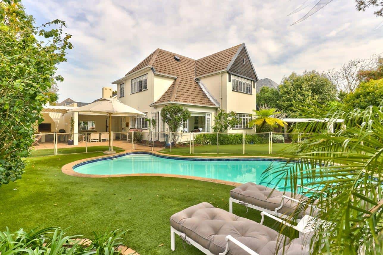 Gorgeous 5-Bedroom Family Home on The Golden Mile